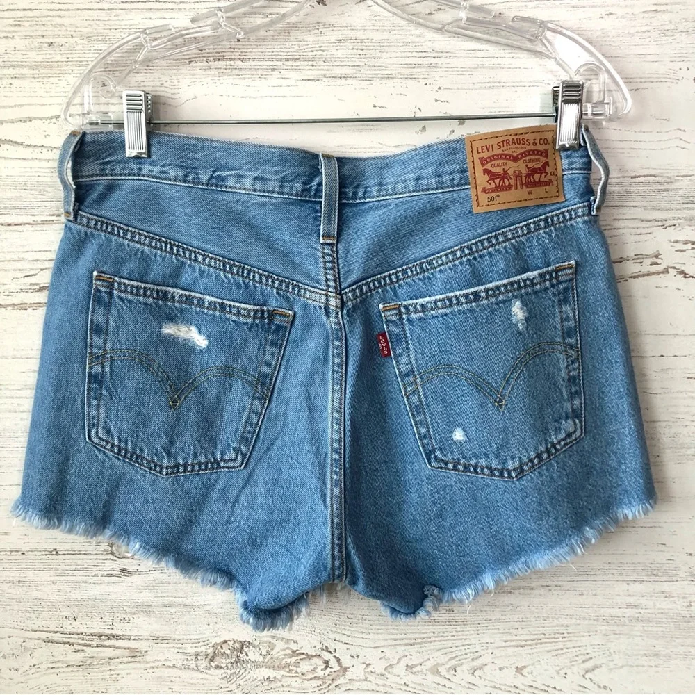 LEVI’S 501 Button Fly Distressed Cut Off High Rise Light Wash Denim Shorts 28